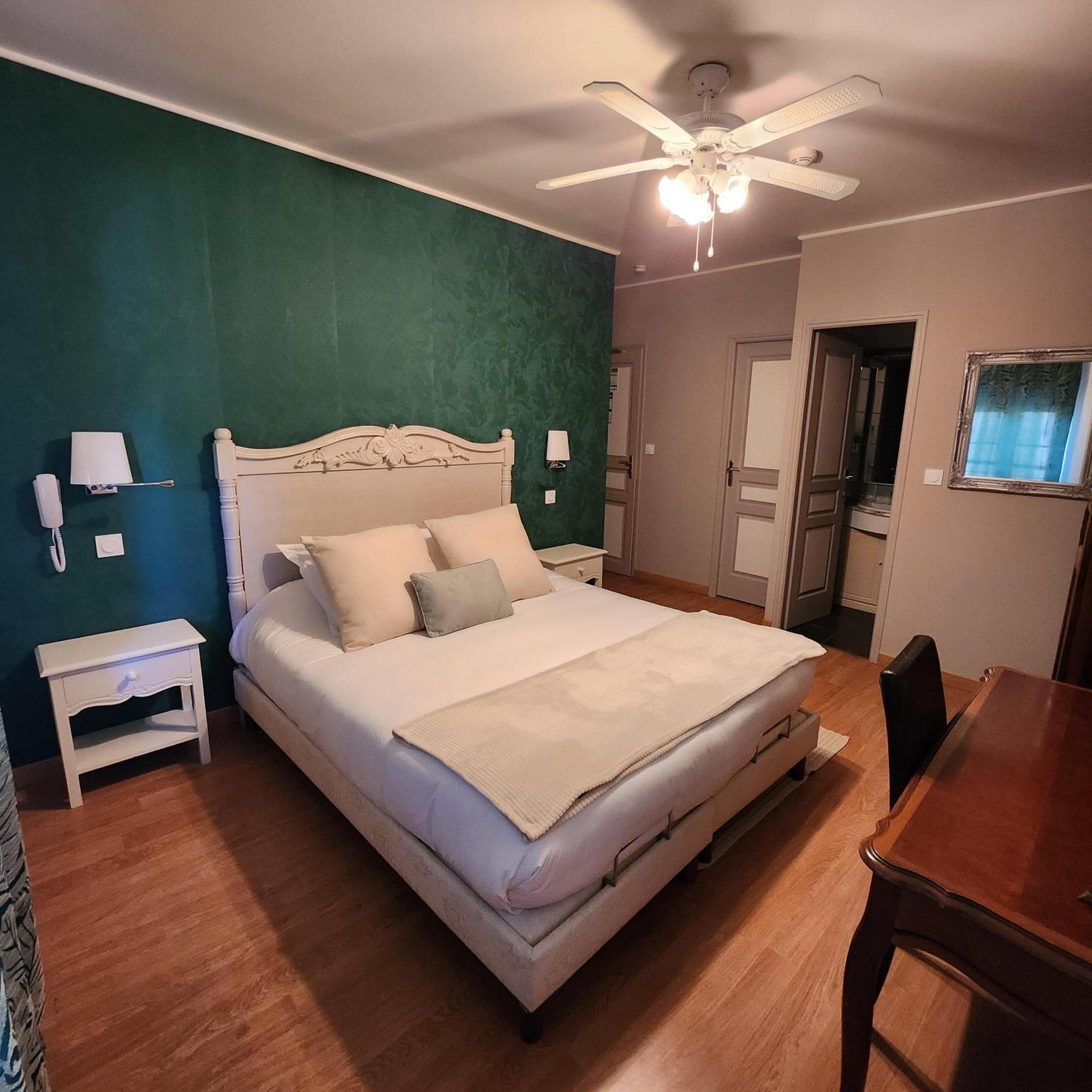 Hotel La Tour Perrier Eyrans-de Soudiac エクステリア 写真