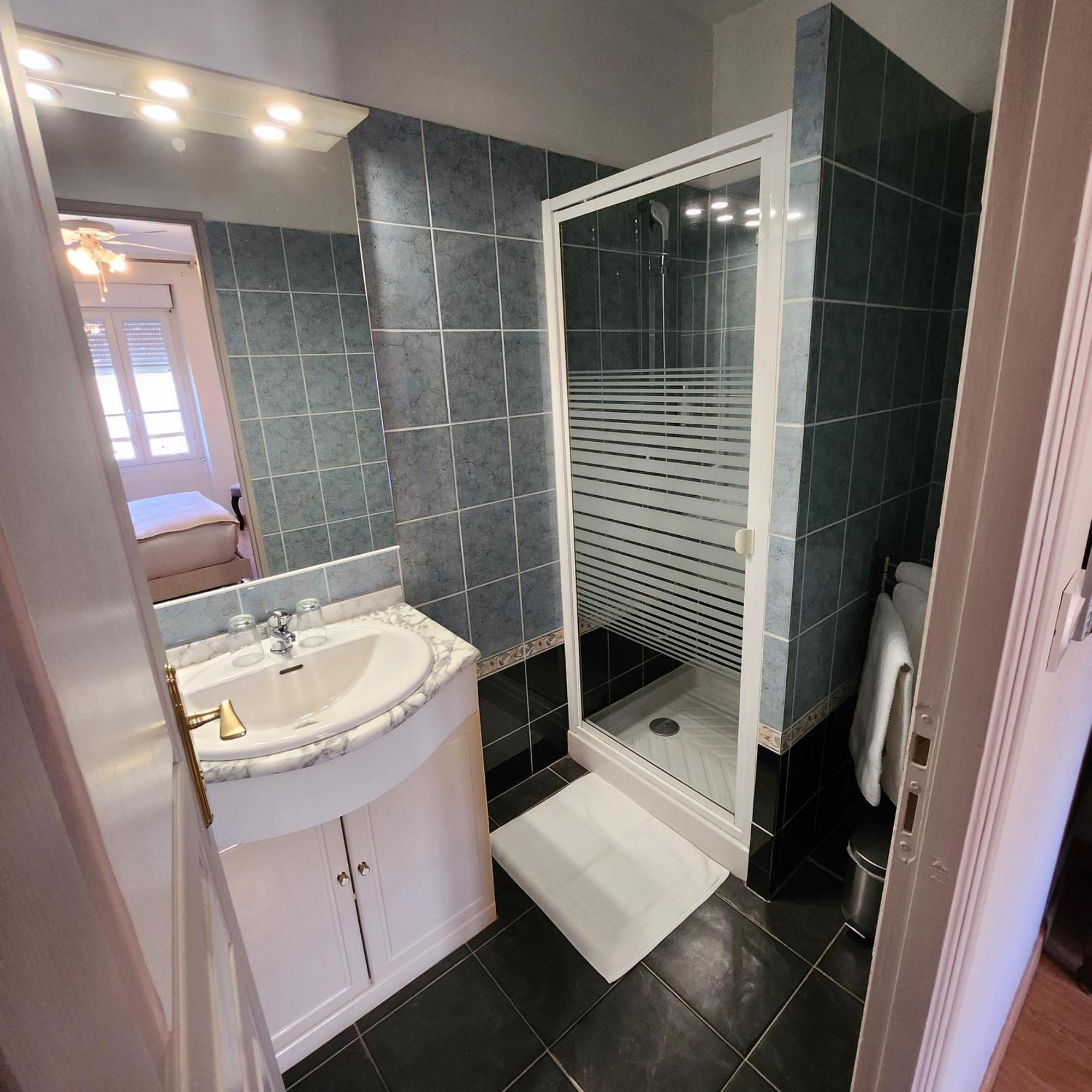 Hotel La Tour Perrier Eyrans-de Soudiac エクステリア 写真