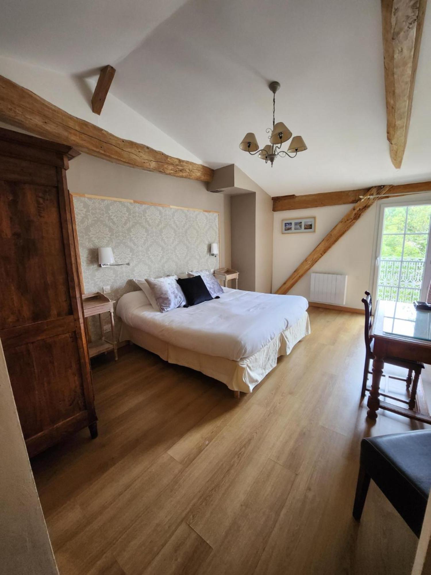 Hotel La Tour Perrier Eyrans-de Soudiac エクステリア 写真