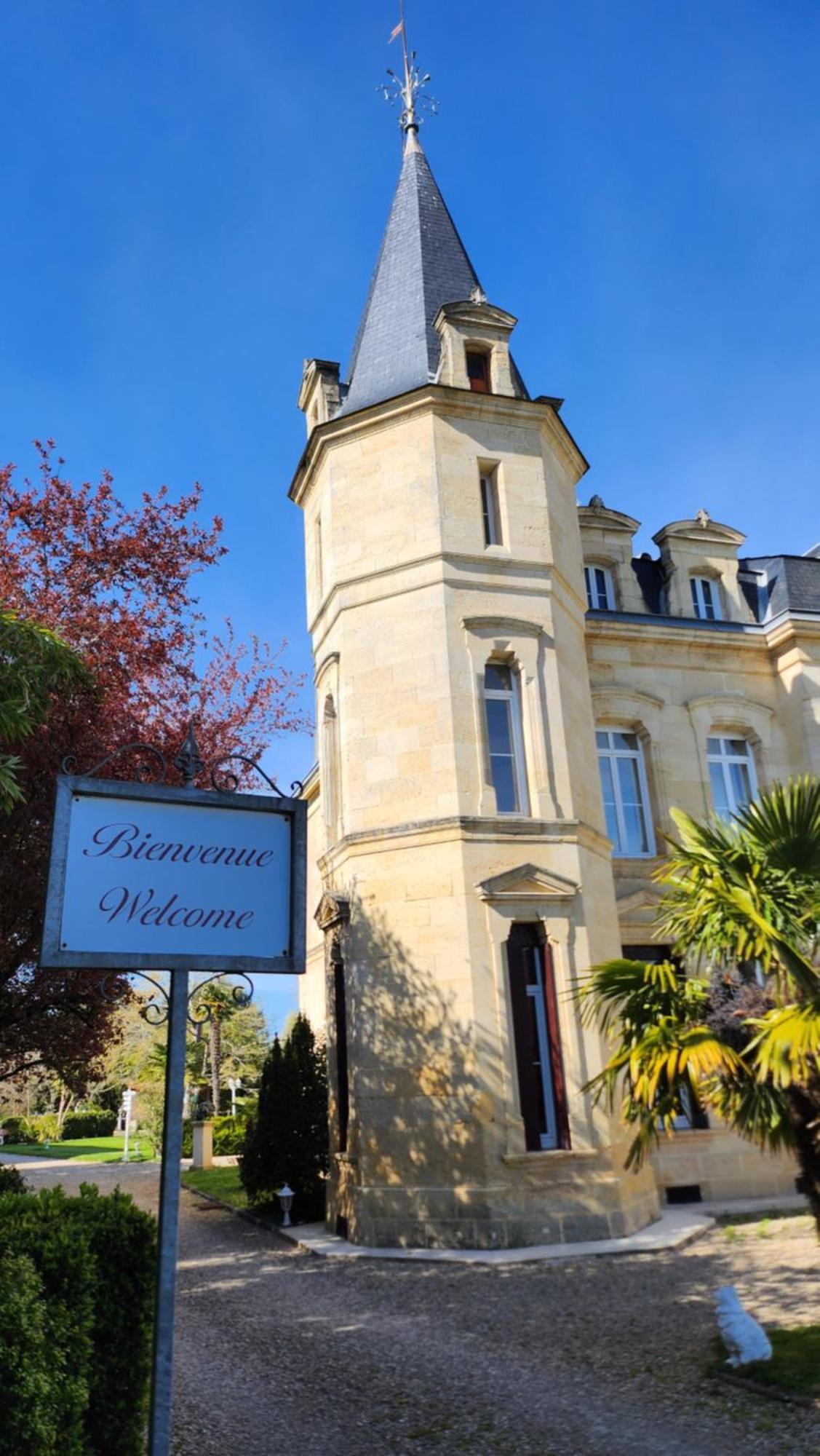 Hotel La Tour Perrier Eyrans-de Soudiac エクステリア 写真