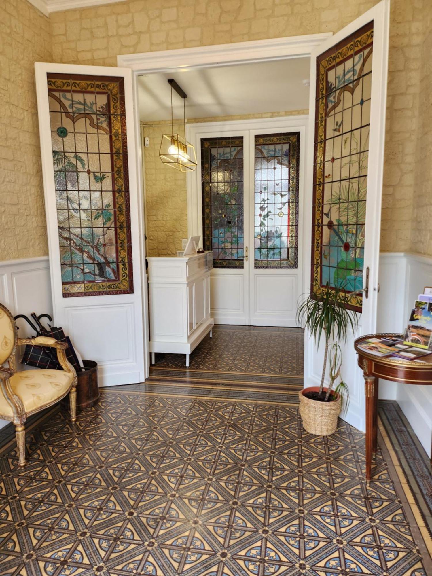 Hotel La Tour Perrier Eyrans-de Soudiac エクステリア 写真