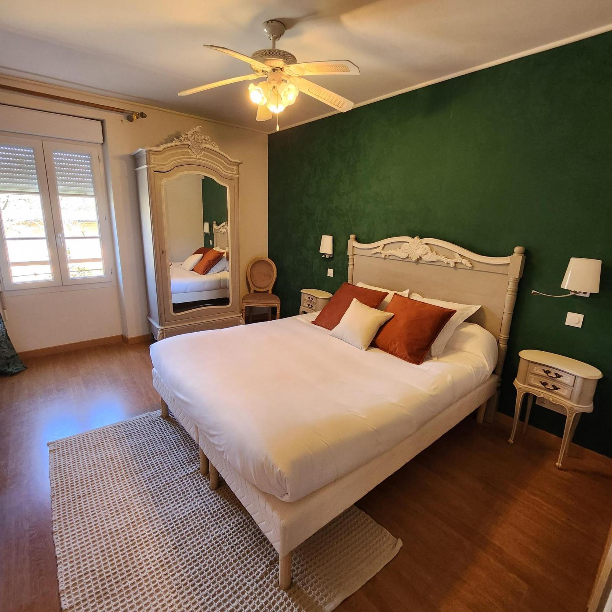 Hotel La Tour Perrier Eyrans-de Soudiac エクステリア 写真
