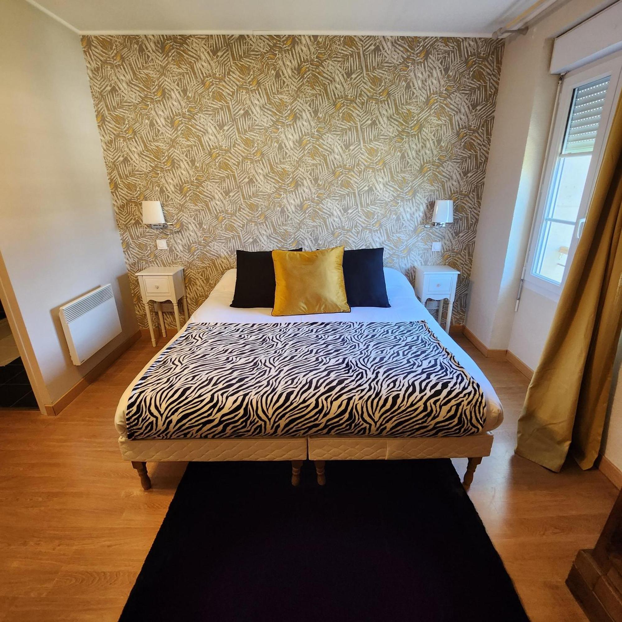 Hotel La Tour Perrier Eyrans-de Soudiac エクステリア 写真